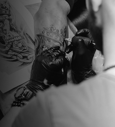 Cancun artist doing a realistic tattoo in a client arm with high quality inks